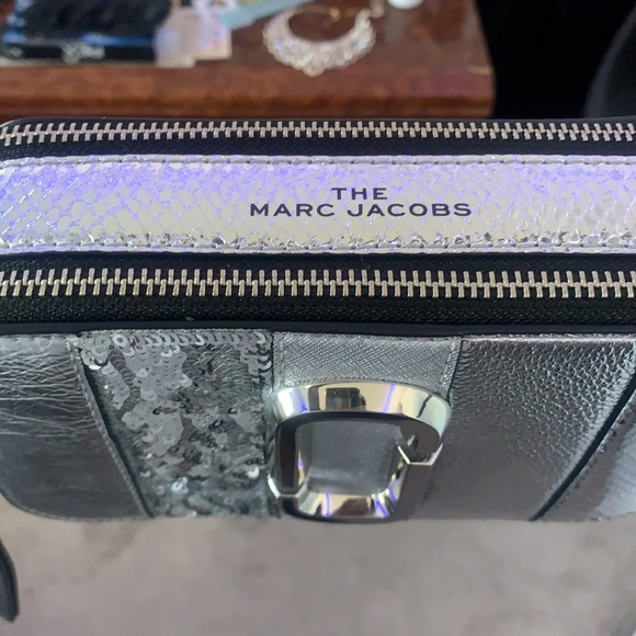 BNWT Marc Jacobs The Snapshot Metallic Striped Crossbody Bag in Silver - Picture 10 of 12